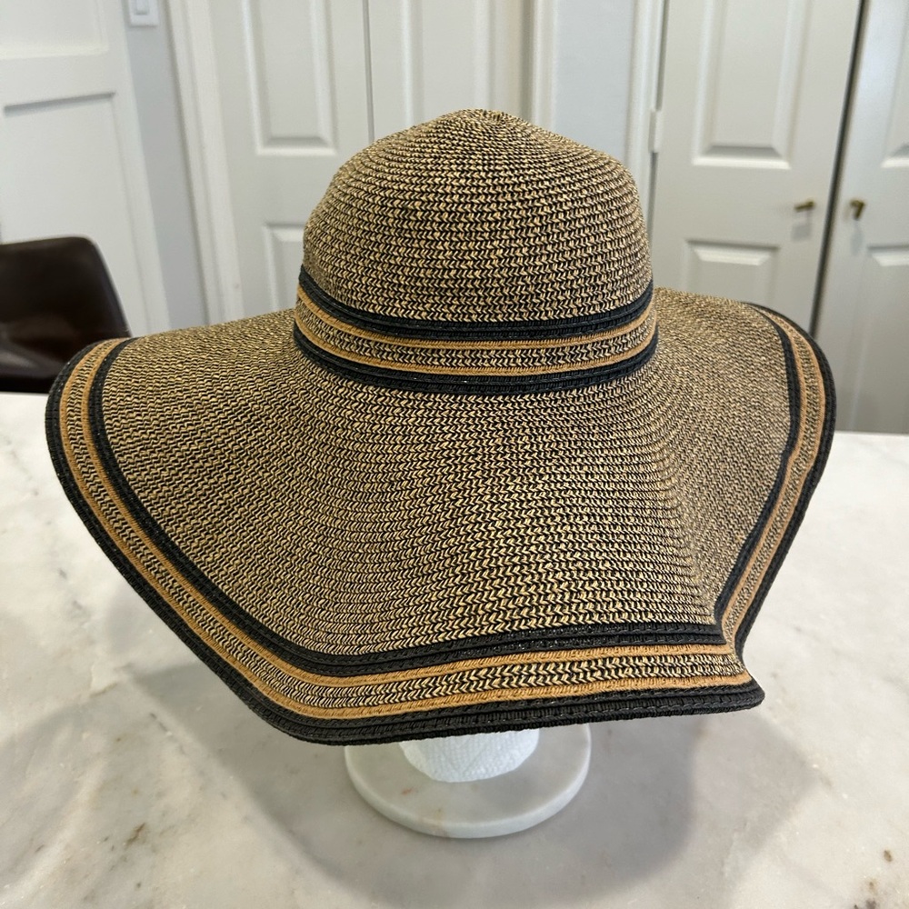 Hinge floppy hat